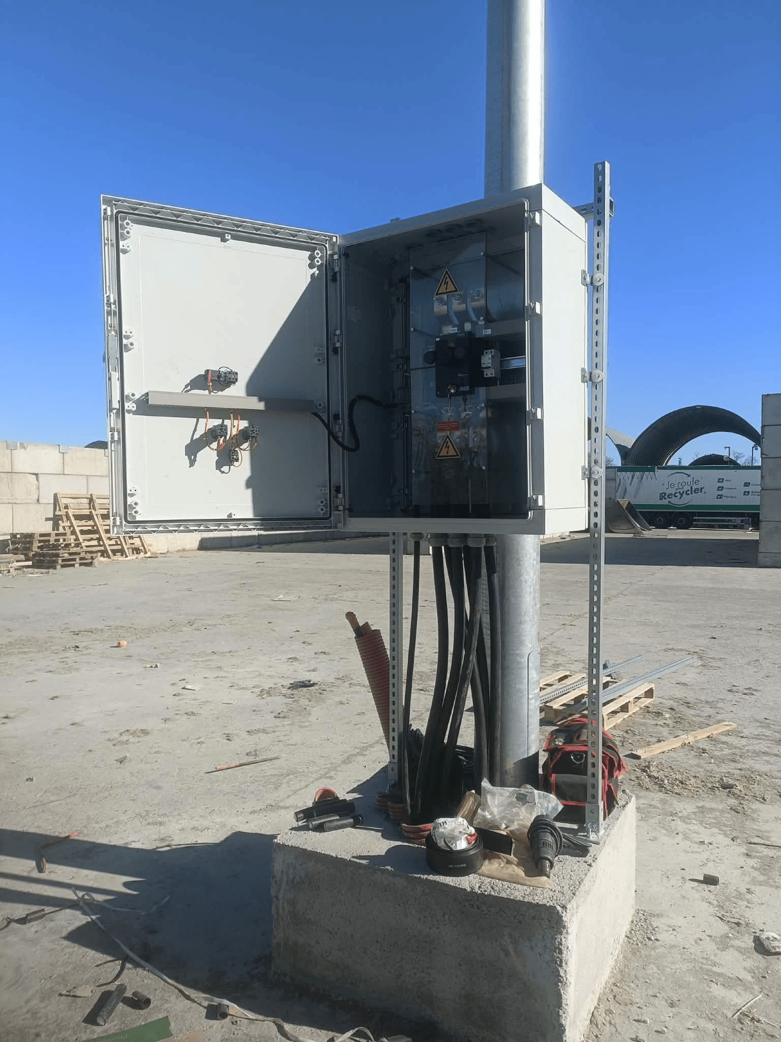 Coffret électrique extérieur installé sur chantier par Énergie 49